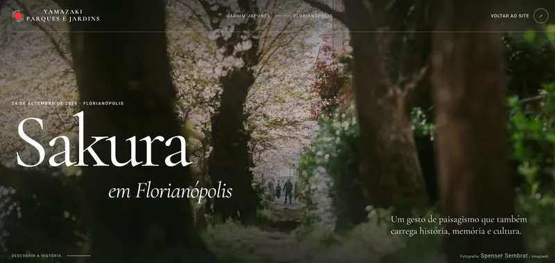 Abertura da landing page Sakura em Florianópolis: título grande sobre a foto de um caminho entre cerejeiras em flor.
